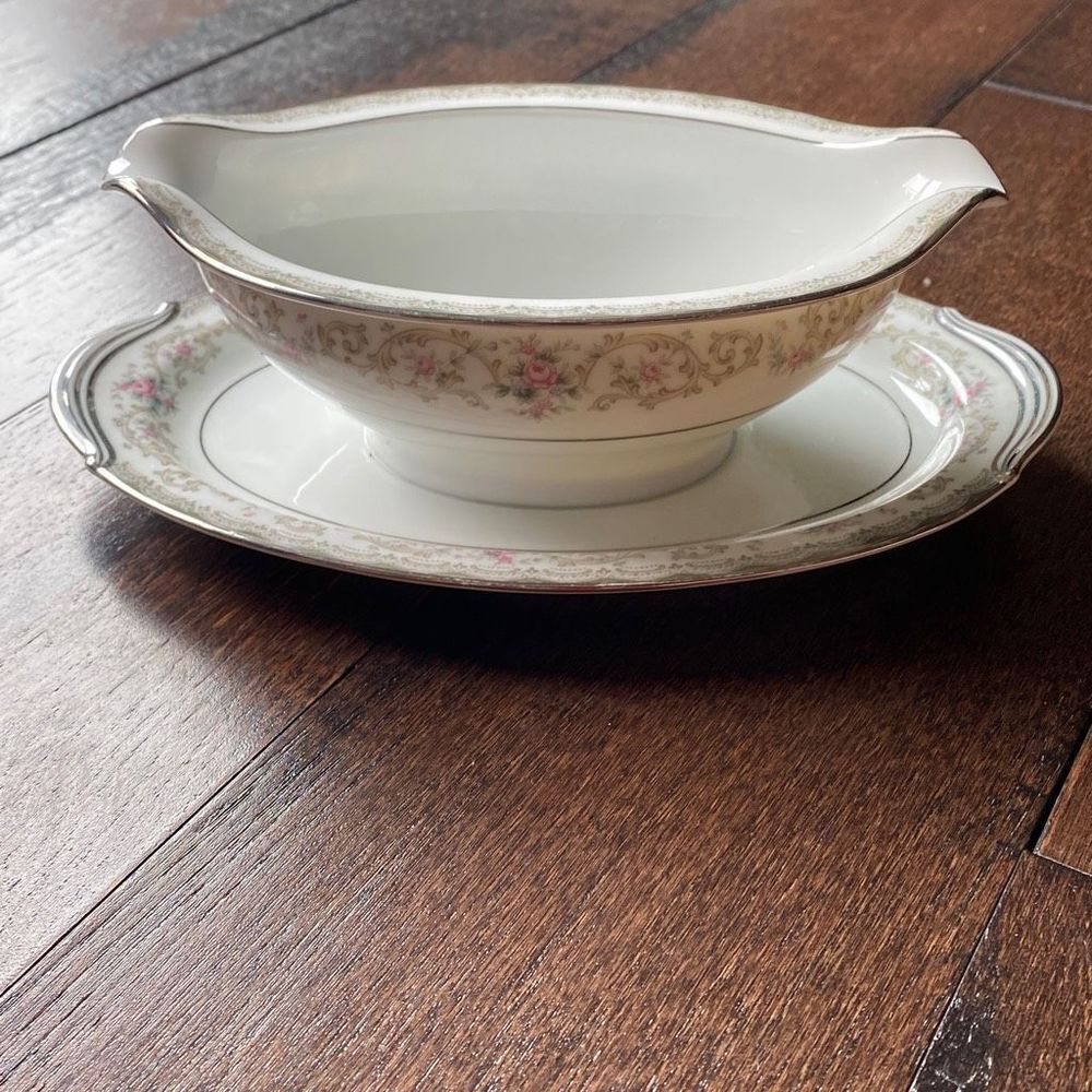 Noritake Edgewood China gravy boat
Vintage floral rose platinum trim attached un